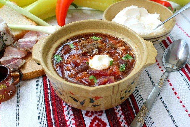 Borschtsch mit Bohnen und Rindfleisch