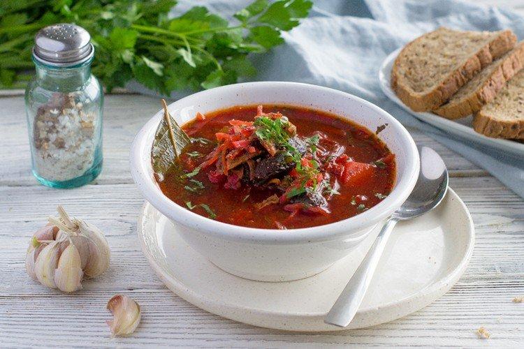Borschtsch mit Rindfleisch und Pilzen