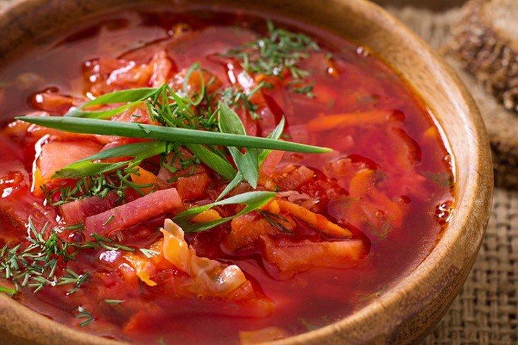 Borschtsch mit Sauerkraut und Rindfleisch