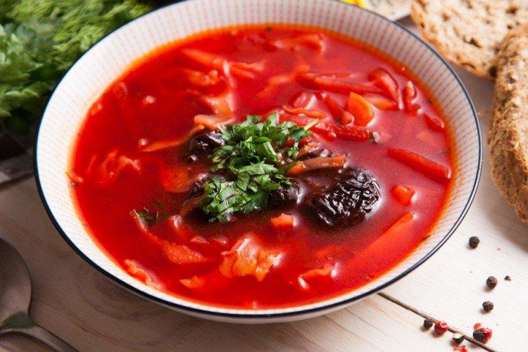 Borschtsch mit Rindfleisch und Pflaumen