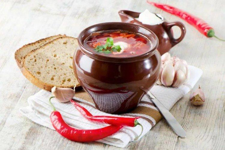 Borschtsch mit Rindfleisch in Tontöpfen