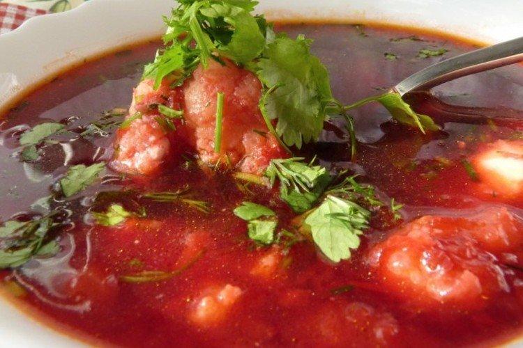 Borschtsch mit Rindfleisch und Blumenkohl