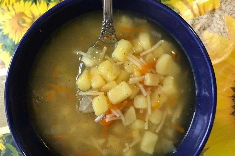 Fadennudelsuppe ohne Fleisch