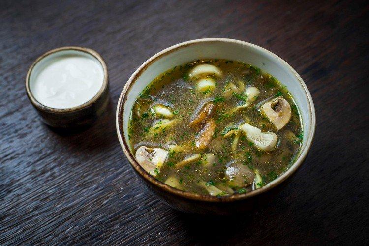 Pilzsuppe mit Kräutern