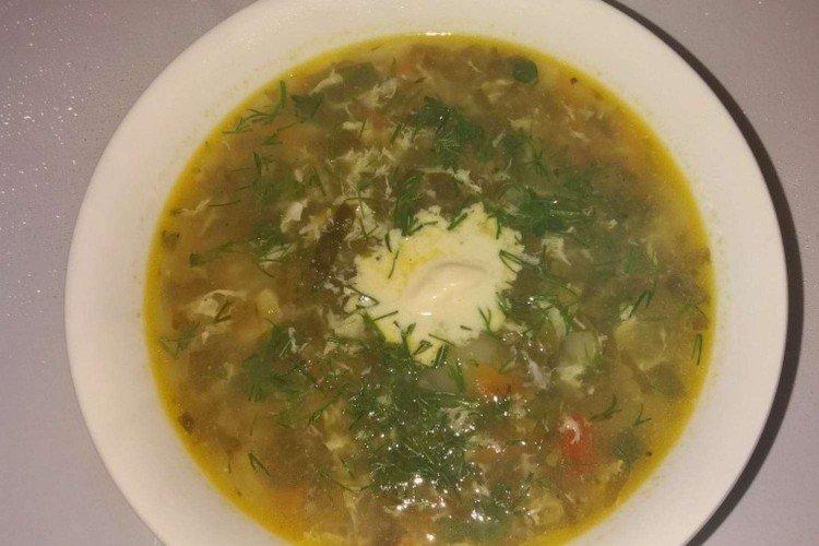 Sauerampfersuppe mit Hirse und Ei