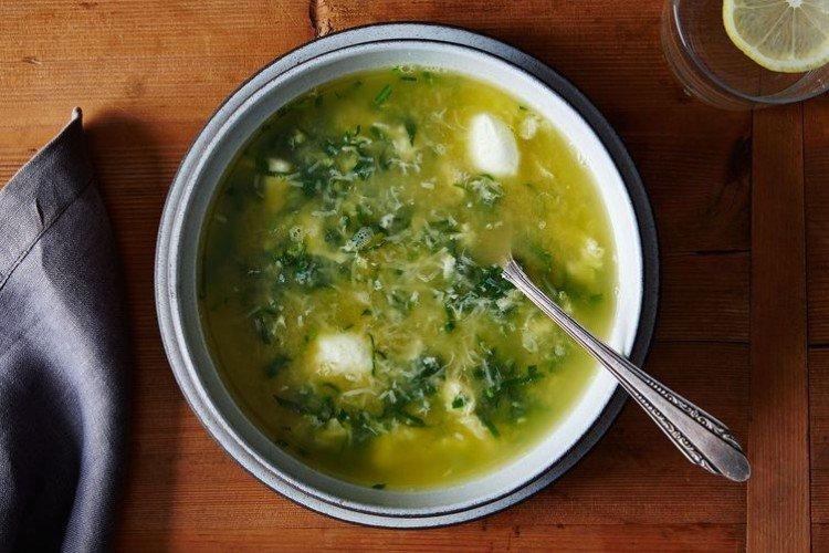 Sauerampfersuppe mit Ei und Fadennudeln