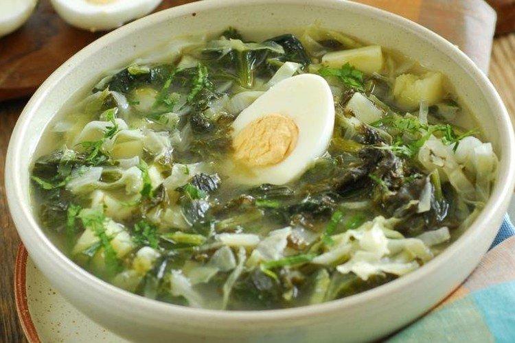 Sauerampfersuppe mit Kohl und Ei