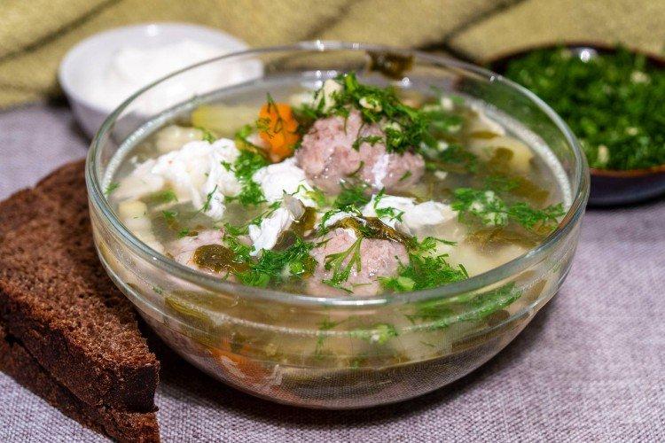Sauerampfersuppe mit Frikadellen und Ei