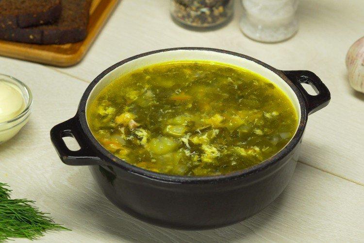Sauerampfersuppe mit Ei und Spinat