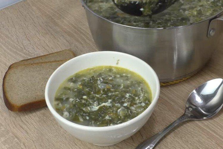 Sauerampfersuppe mit Ei und Käse