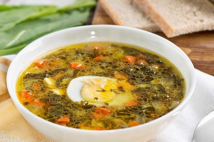 Sauerampfersuppe mit Tomaten und Ei