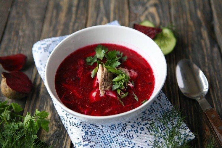Rote-Bete-Suppe mit Huhn