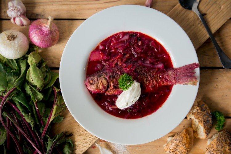 Rote-Bete-Suppe mit Fisch