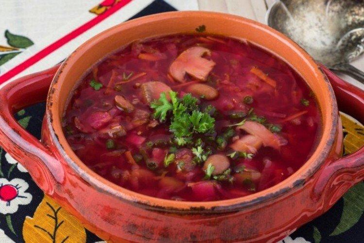 Rote-Bete-Suppe mit Pilzen