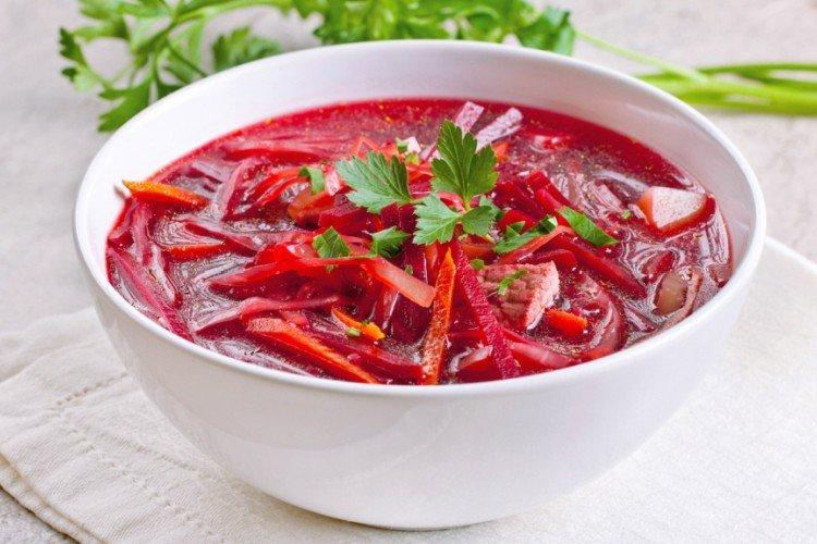 Rote-Bete-Suppe mit Rindfleisch und Paprika