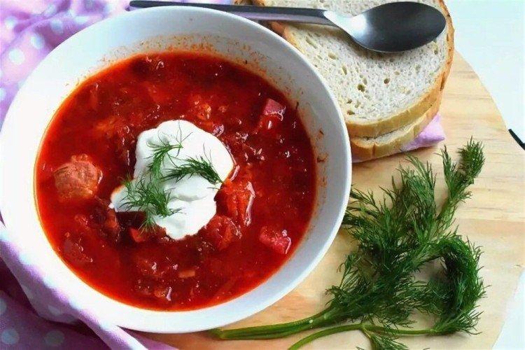Rote-Bete-Suppe mit Frikadellen