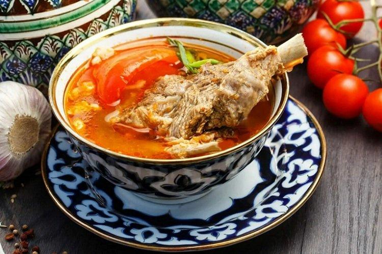 Usbekische Schurpa mit Rindfleisch