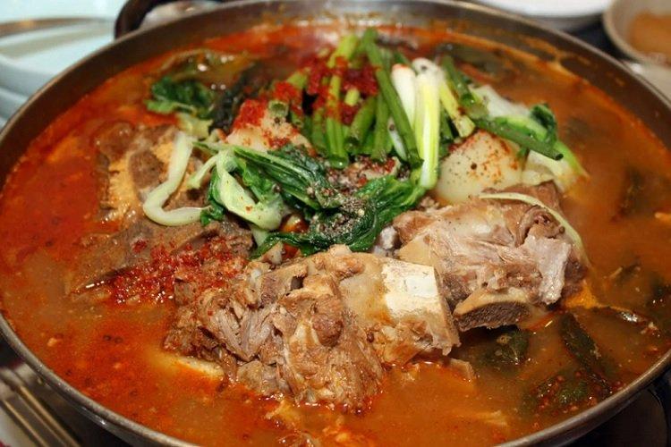 Gebratene Schurpa mit Rindfleisch