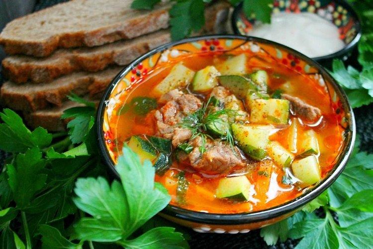 Schurpa mit Rindfleisch, Zucchini und Paprika