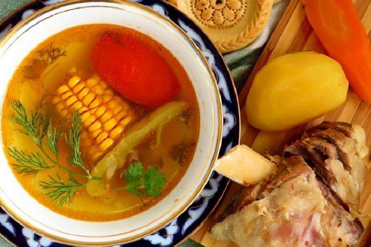 Schurpa mit Mais und Rindfleisch