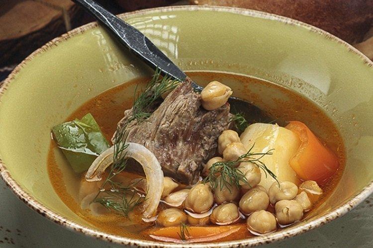 Shurpa con garbanzos y cordero