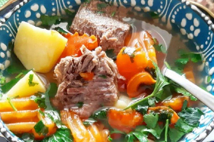 Shurpa turca con verduras y cordero