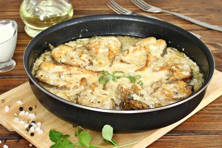Pescado asado en crema agria