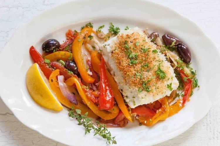 Pescado con pimiento dulce y tomates al horno