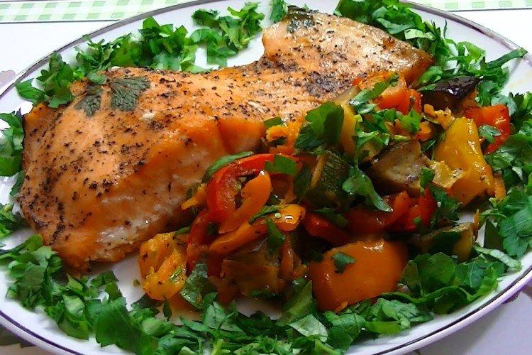 Pescado asado con verduras al horno