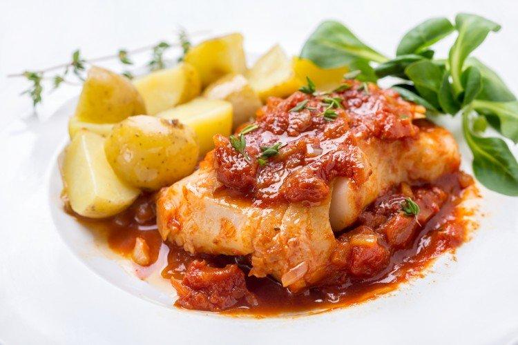 Pescado asado en tomate