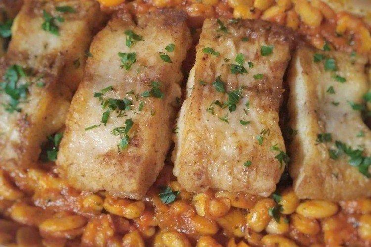 Pescado asado con judías en el horno