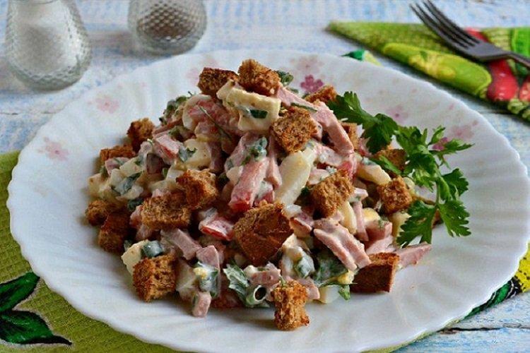 Salat mit Wurst, Bohnen und Croutons