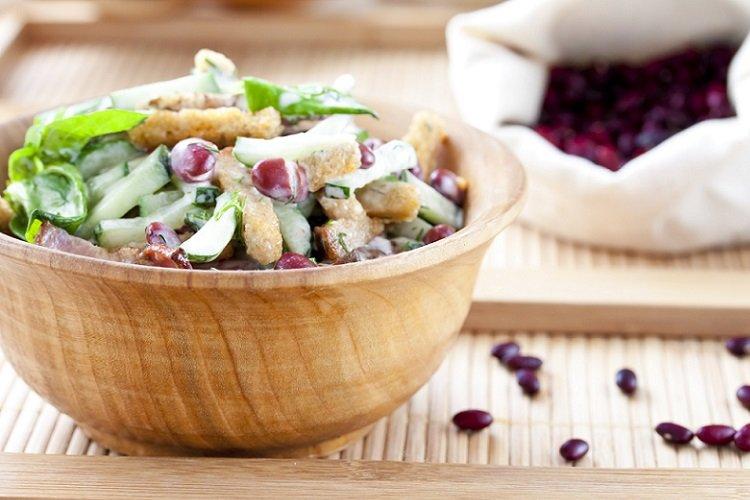 Salat aus Gurken, Bohnen und Croutons