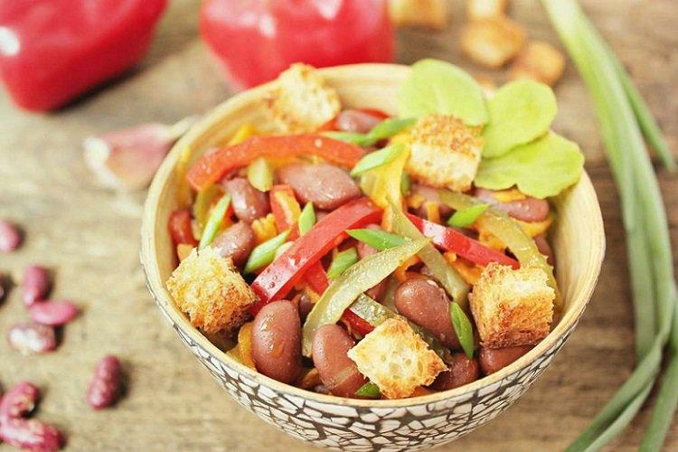 Salat mit Bohnen, Croutons und Paprika