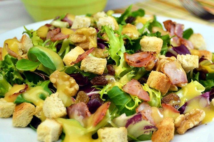 Salat mit roten Bohnen, Speck, Rosinen und Croutons