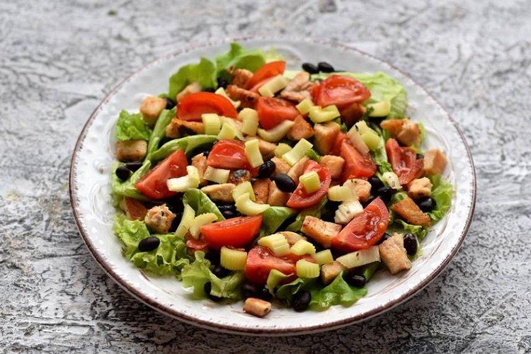 Salat aus Kirschtomaten, Sellerie, Bohnen und Croutons
