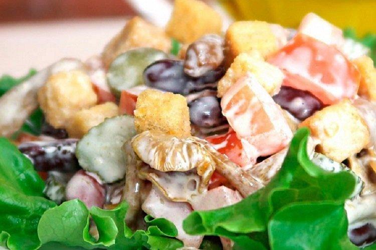 Salat mit Bohnen, Croutons und Austernpilzen