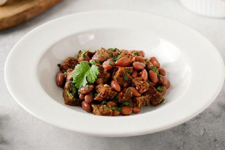 Salat aus roten Bohnen, Knoblauch und Roggen-Croutons