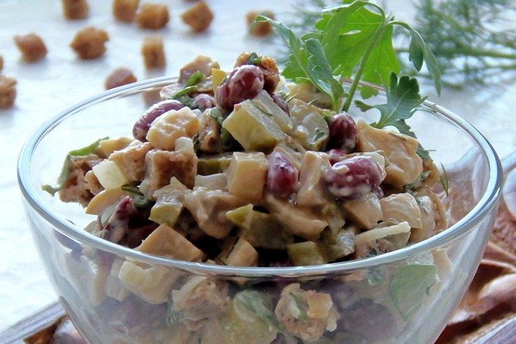 Salat mit Champignons, Bohnen und Croutons
