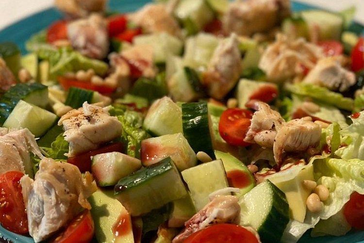 Salat aus Bohnen, Croutons und frischem Gemüse