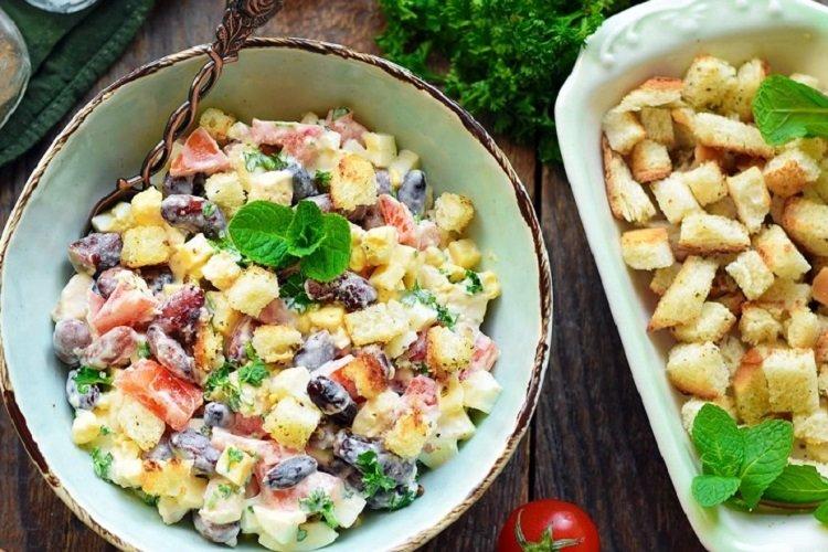 Salat mit Huhn, Eiern, Bohnen und Croutons