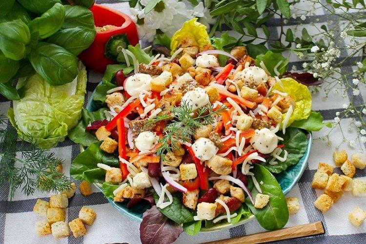 Salat mit Huhn, Käse, Bohnen und Croutons