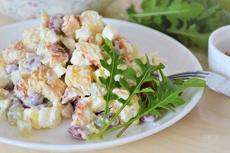 Salat aus Bohnen, Croutons und Schinken