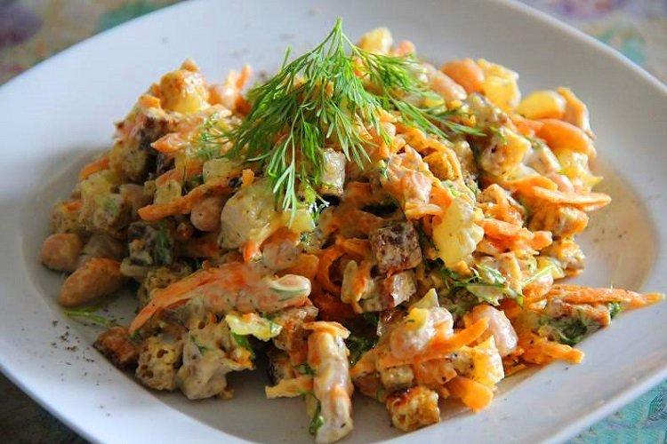 Salat aus koreanischen Karotten, Croutons und Bohnen