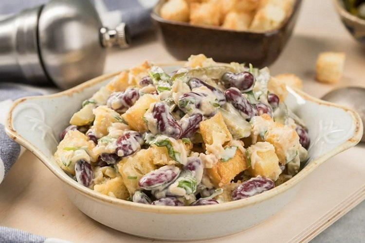 Salat mit Käse, Bohnen und Croutons