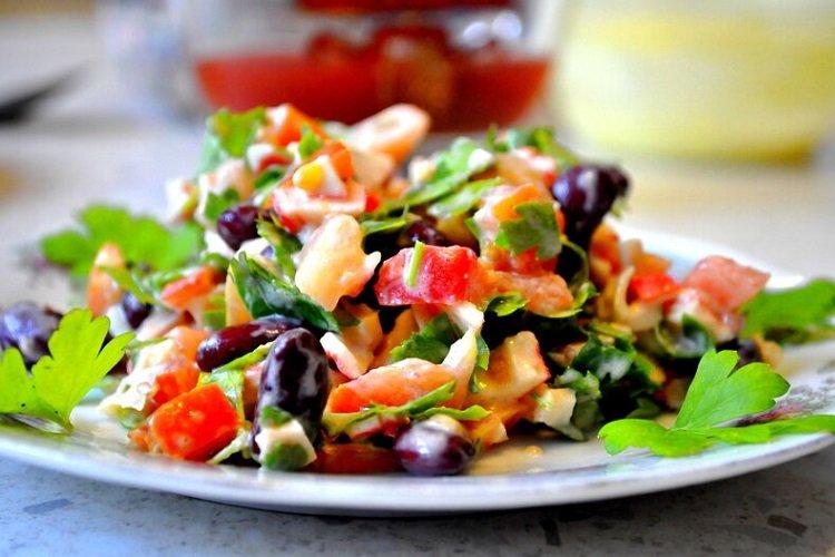 Scharfer Salat mit roten Bohnen und Croutons