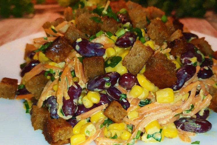 Salat aus Bohnen, Mais und Croutons