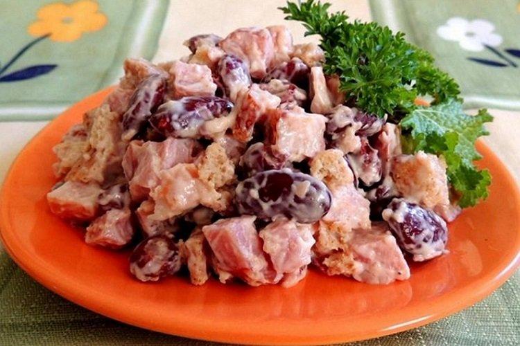 Salat mit Schinken, Zwiebeln, Bohnen und Croutons