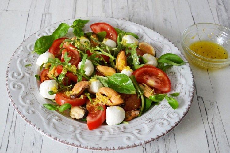 Mussel, Arugula, and Mozzarella Salad