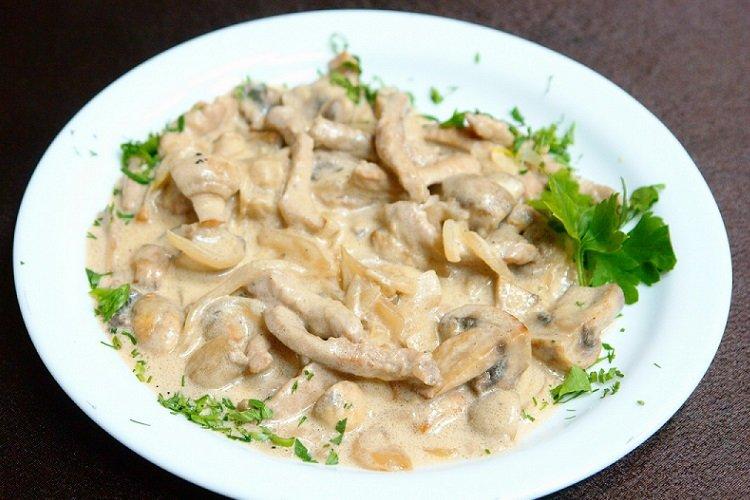 Pork Stroganoff Stewed in Cream